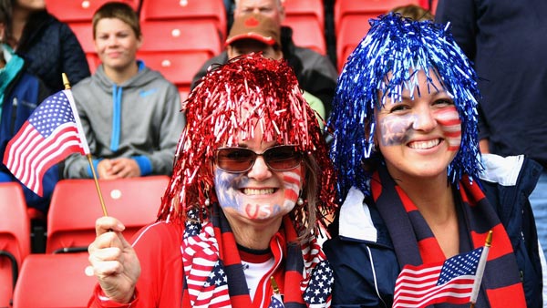 Spectators-Cheering-up-Football-match-Photos