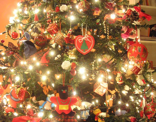 Christmas-Tree-Decorations-2013