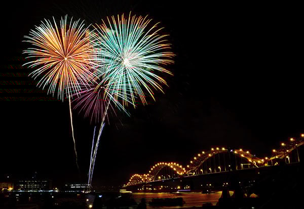Fireworks-on-the-Mississippi