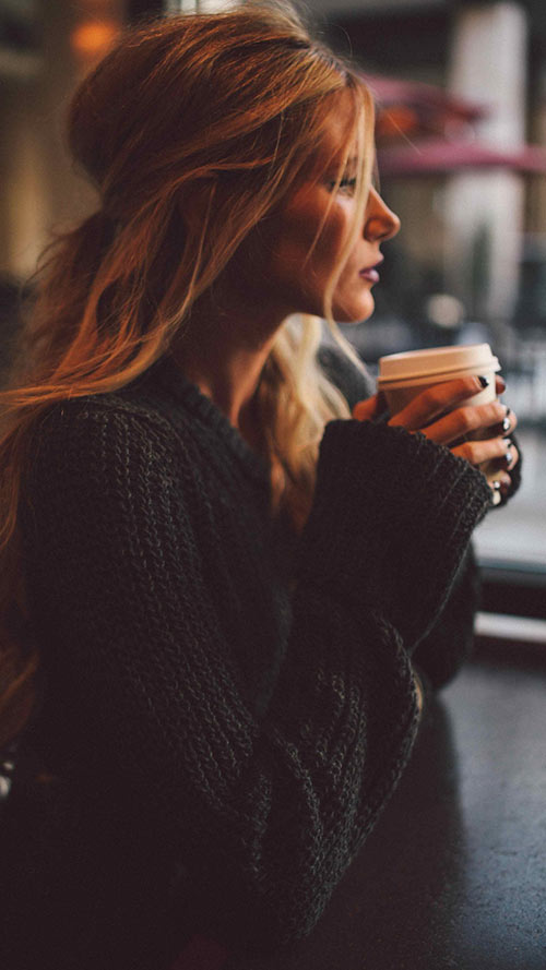 Girl-Having-Coffee-Apple-iPhone-7-Plus-&-Xiaomi-MiUI-9-Wallpaper