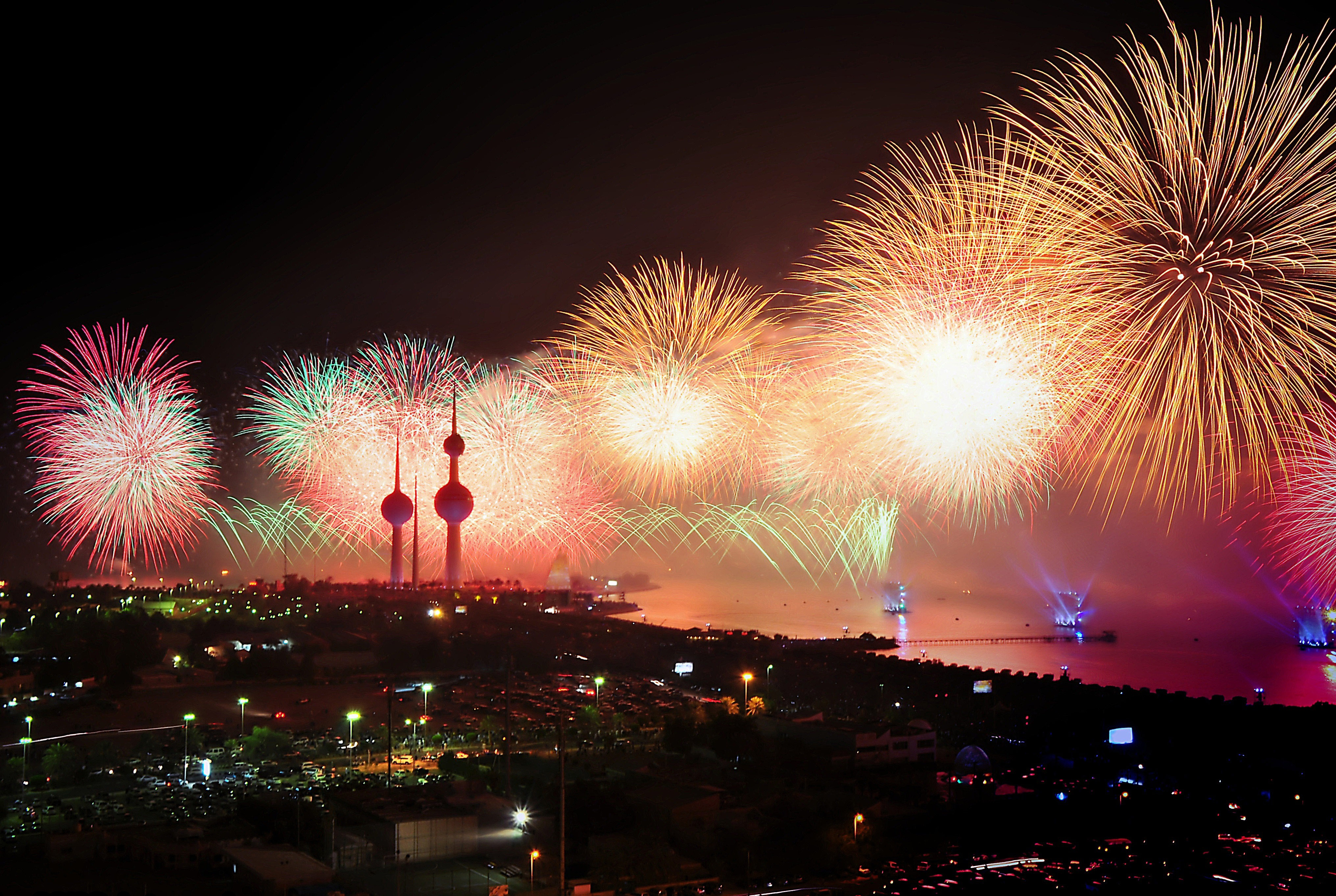 New year s day. Салют. Салют в небе. Салют Happy New year. Новый год фейерверк 2016.