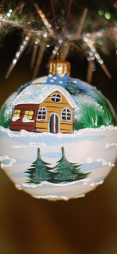 christmas-Bauble-Hanging-iPhone-Xs-Max-Wallpaper