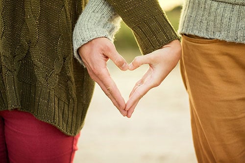 Couple-in-Love-Heart-With-Hands-Picture