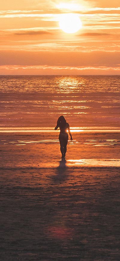beach_sunset_lonly-girl_iPhone-X-Wallpaper