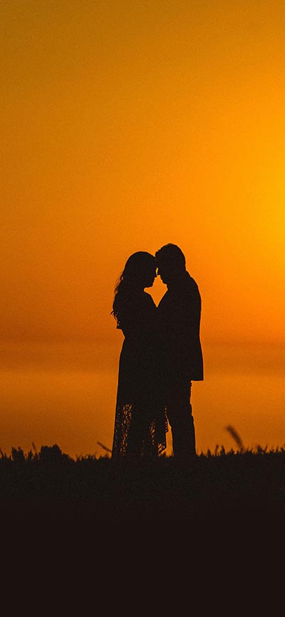 couple_romantic_sunset_iPhone-X-Wallpaper