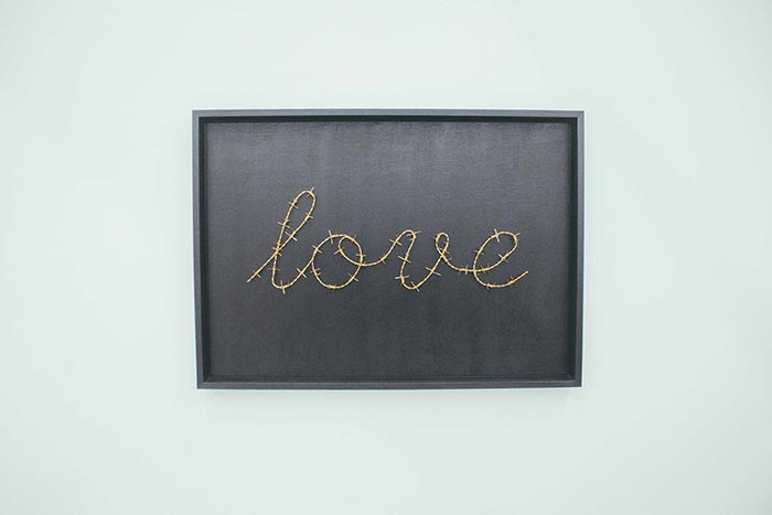 Love-with-Thorns-Walllpaper