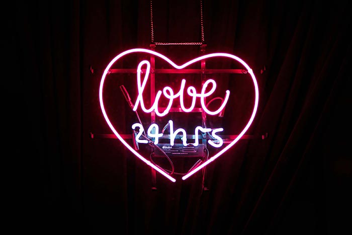 Love-with-neon-light-Wallpaper
