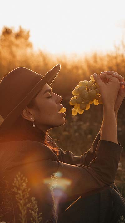 Eating-Grapes-High-Quality-4K-Vivo-OPPO-Huawei-Mobile-Wallpaper-2020