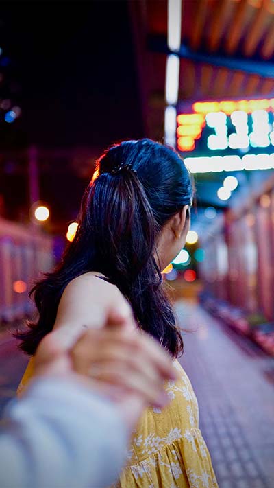 Girl-in-Love-High-Quality-4K-Vivo-OPPO-Huawei-Mobile-Wallpaper-2020