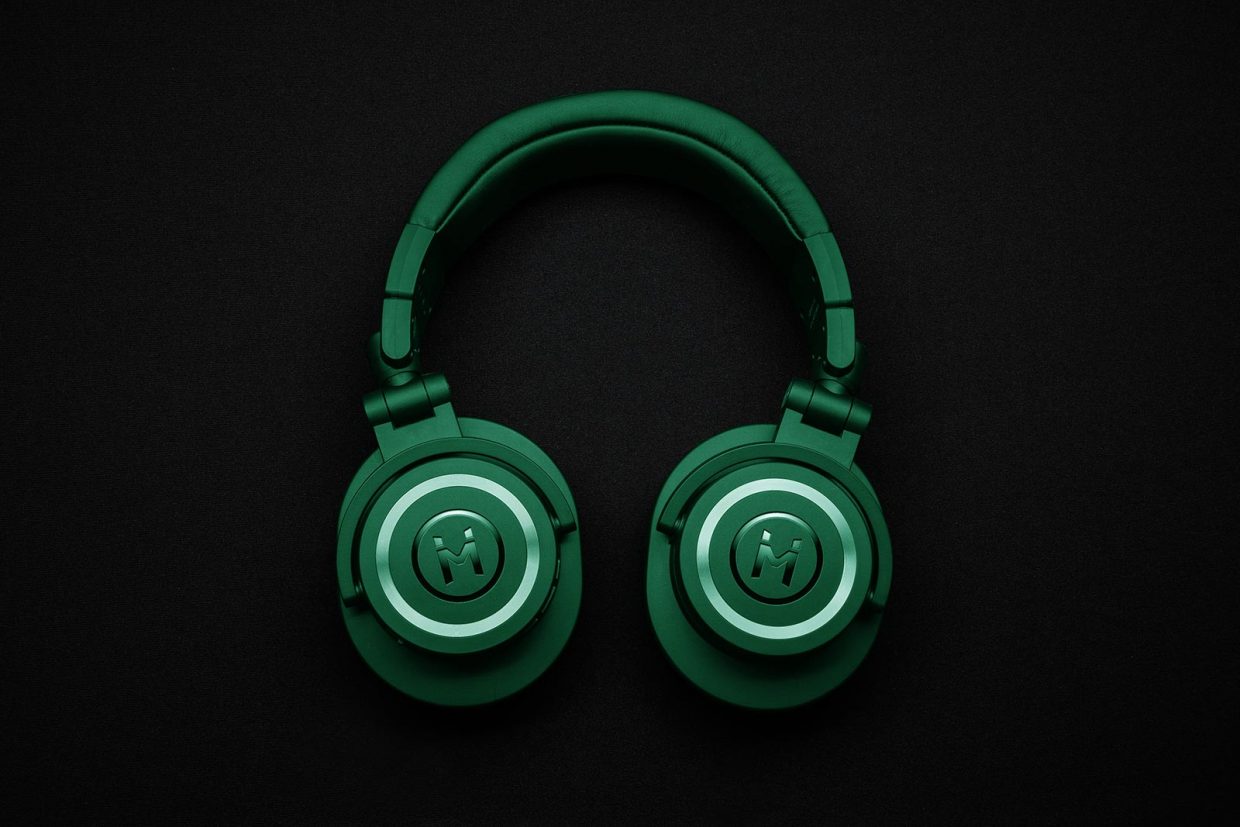Free Wireless Headphone Logo Mockup PSD | Designbolts
