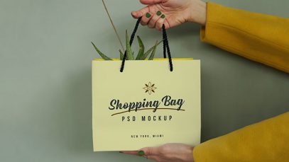 Free-Hand-Holding-Shopping-Bag-Mockup-PSD