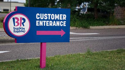 Free-Entrance-Direction-Sign-Mockup-PSD